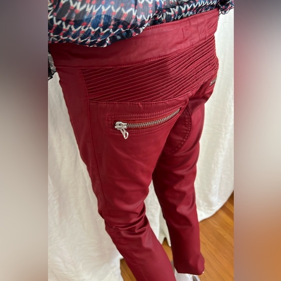 ISABEL MARANT pour H&M Red Cropped Ankle Jeans with Sleek Finish - Picture 4 of 10